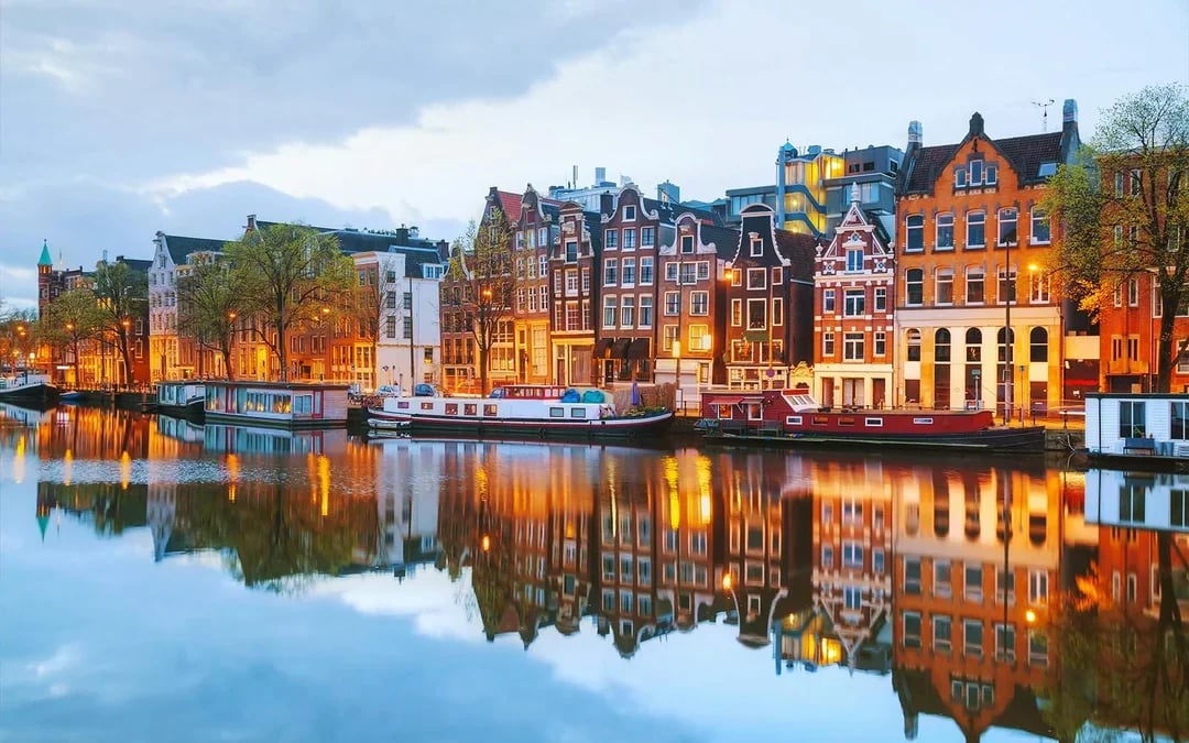 Amsterdam: 1-Hour Luxury Evening Canal Cruise on Saloon Boat with Onboard Bar Image 7