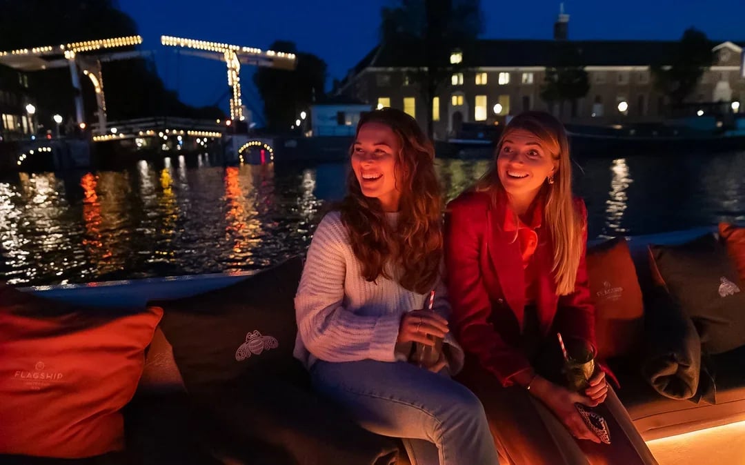 Amsterdam: 1-Hour Luxury Evening Canal Cruise on Saloon Boat with Onboard Bar Image 8