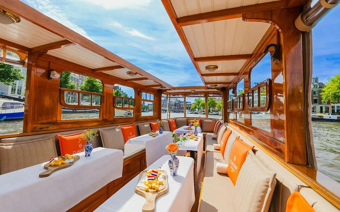 Amsterdam: 1-Hour Luxury Saloon Boat Cruise with Unlimited Drinks & Cheese Image 1