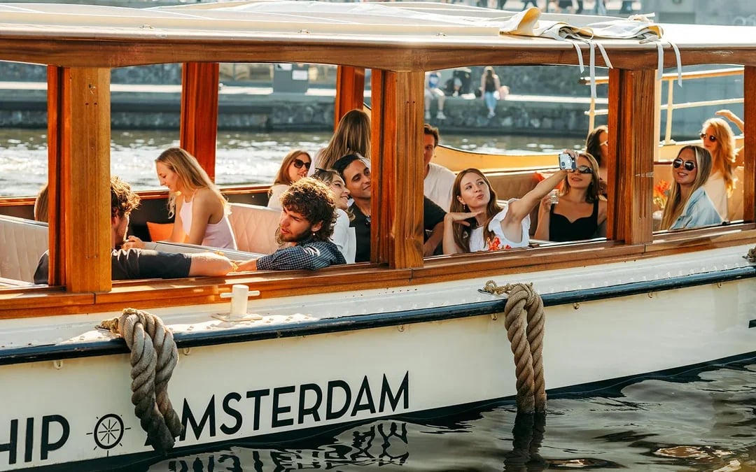 Amsterdam: 1-Hour Luxury Saloon Boat Cruise with Unlimited Drinks & Cheese Image 4