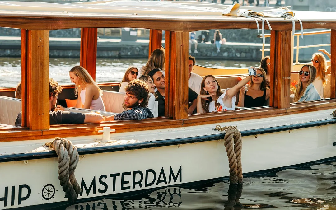 Amsterdam: 1-Hour Luxury Saloon Boat Cruise with Unlimited Drinks & Cheese Image 4