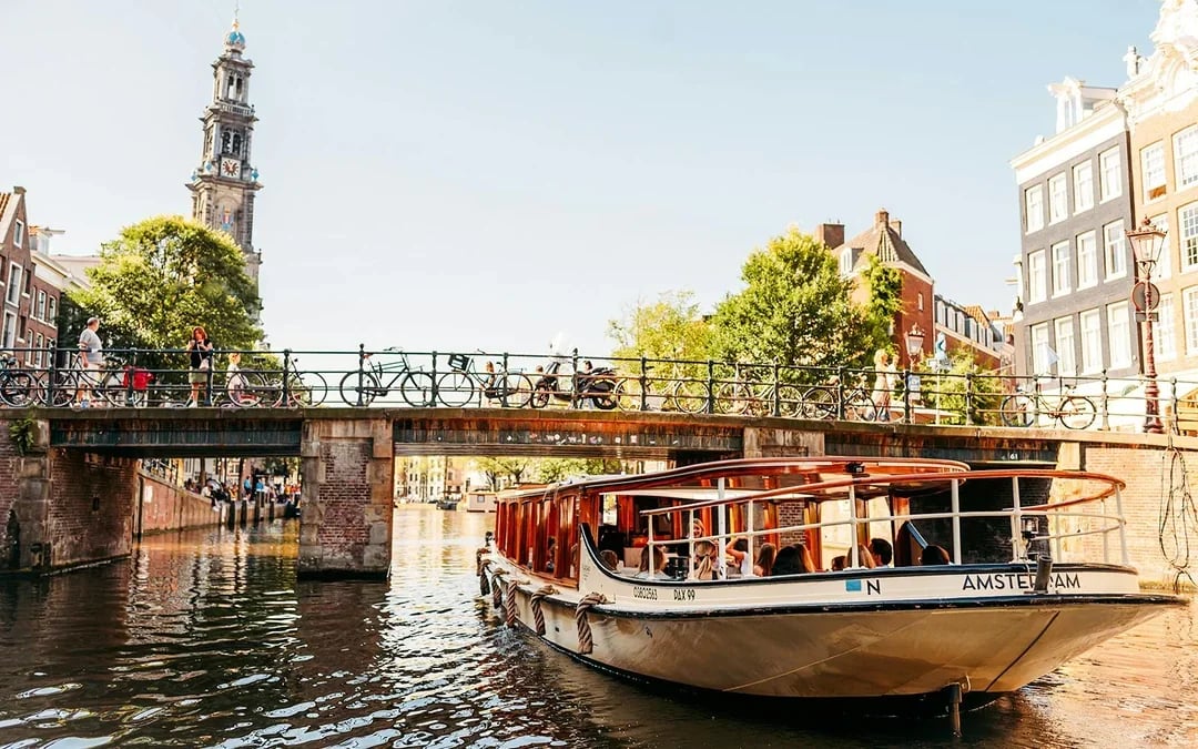 Amsterdam: 1-Hour Luxury Saloon Boat Cruise with Unlimited Drinks & Cheese Image 6