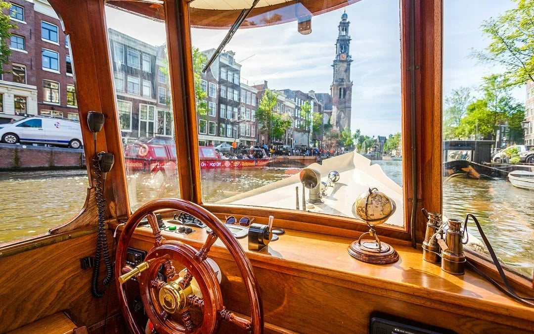 Amsterdam: 1-Hour Luxury Saloon Boat Cruise with Unlimited Drinks & Cheese Image 8