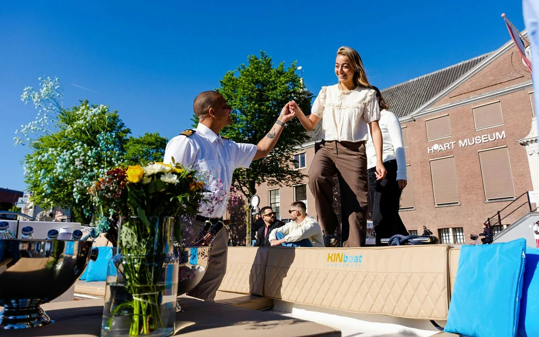 Amsterdam: 1-Hour Open Boat Canal Cruise with Onboard Bar Image 4