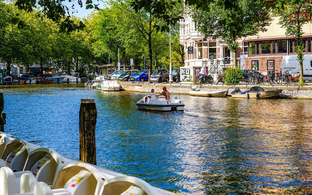 Amsterdam: 1-Hour Self-Drive Pedal Boat Rental from Leidseplein Image 2