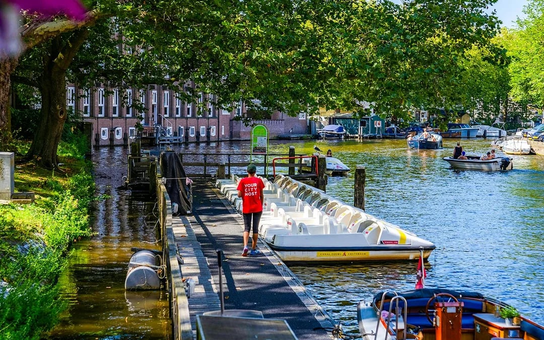 Amsterdam: 1-Hour Self-Drive Pedal Boat Rental from Leidseplein Image 4