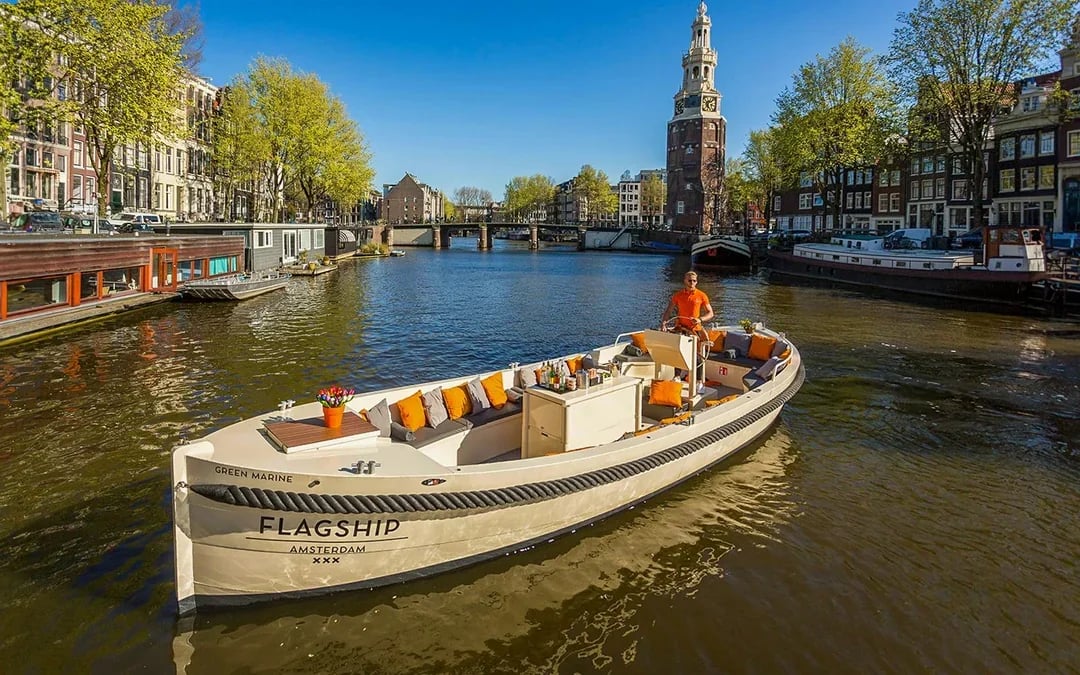 Amsterdam: 1-Hour Small-Group Canal Cruise in German with Unlimited Drinks Image 1