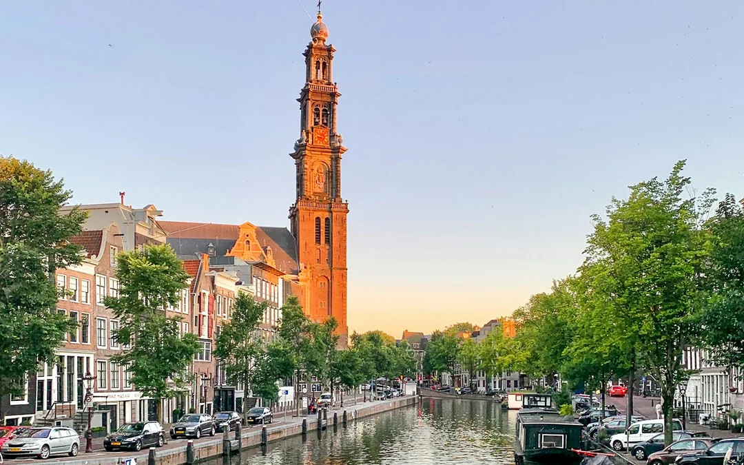 Amsterdam: 1-Hour Small-Group Canal Cruise in German with Unlimited Drinks Image 2