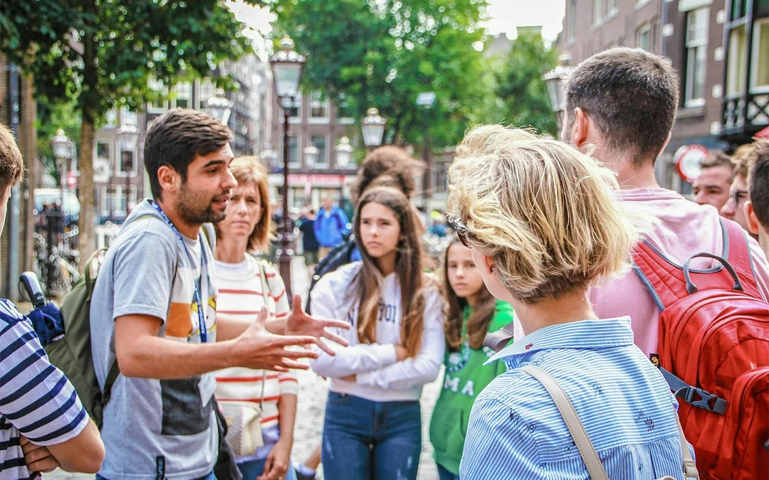 Amsterdam: 1-Hour Small-Group Canal Cruise in German with Unlimited Drinks Image 3