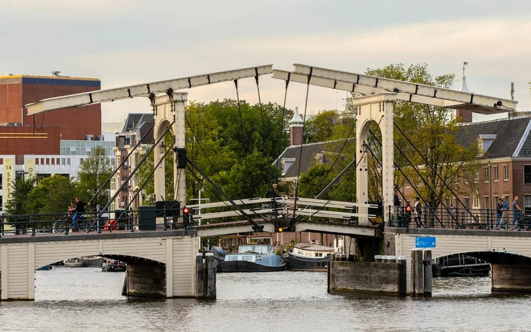 Amsterdam: 1-Hour Small-Group Canal Cruise in German with Unlimited Drinks Image 6
