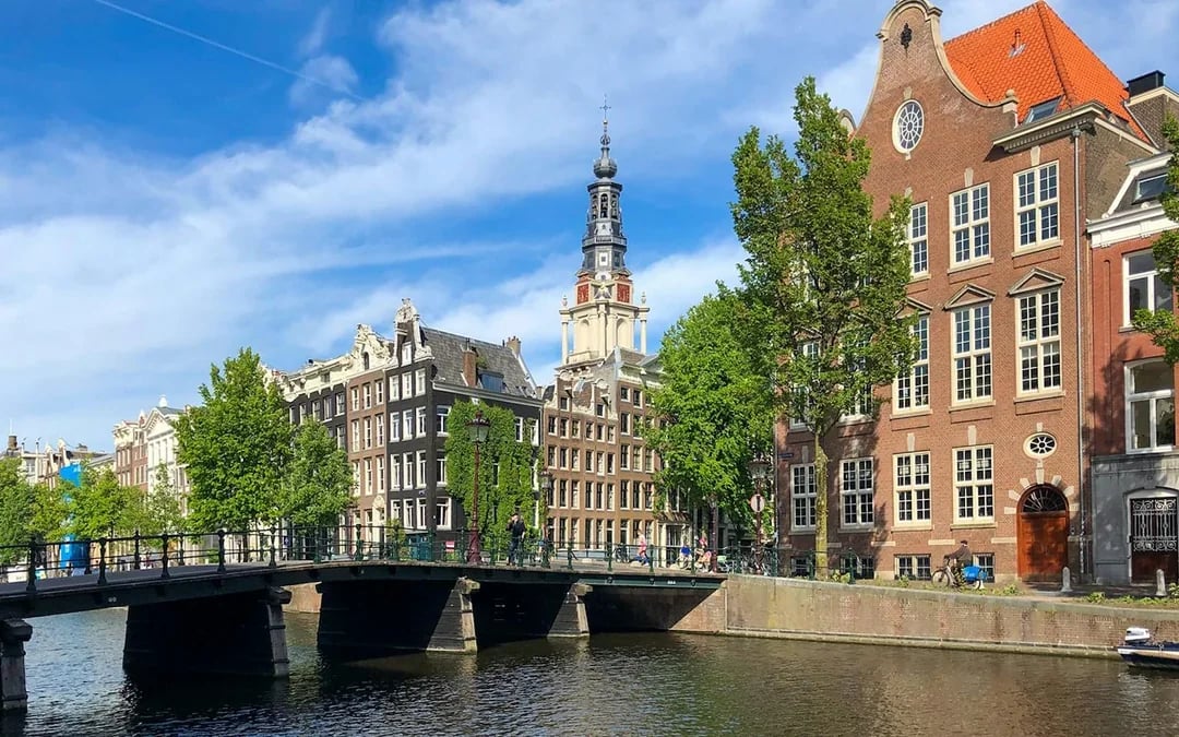 Amsterdam: 1-Hour Small-Group Canal Cruise in German with Unlimited Drinks Image 7