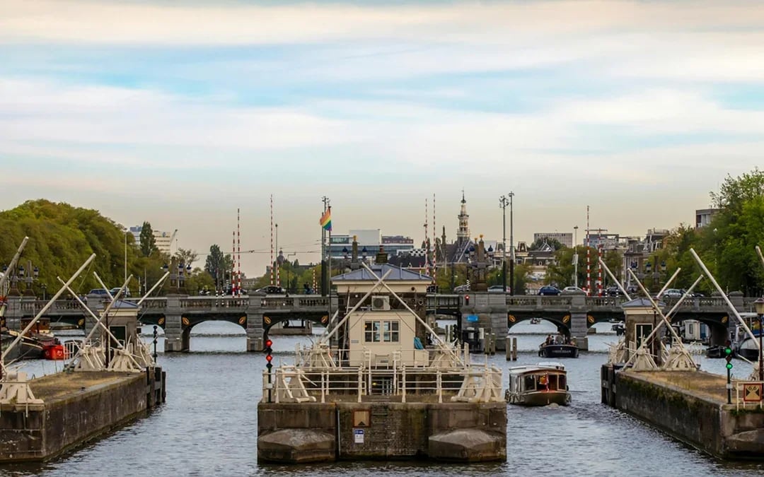 Amsterdam: 1-Hour Small-Group Canal Cruise in German with Unlimited Drinks Image 8