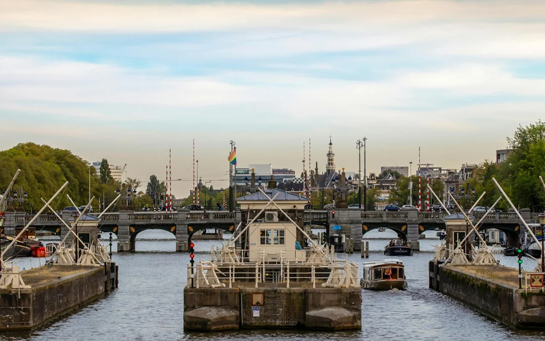 Amsterdam: 1-Hour Small-Group Canal Cruise in German with Unlimited Drinks Image 8