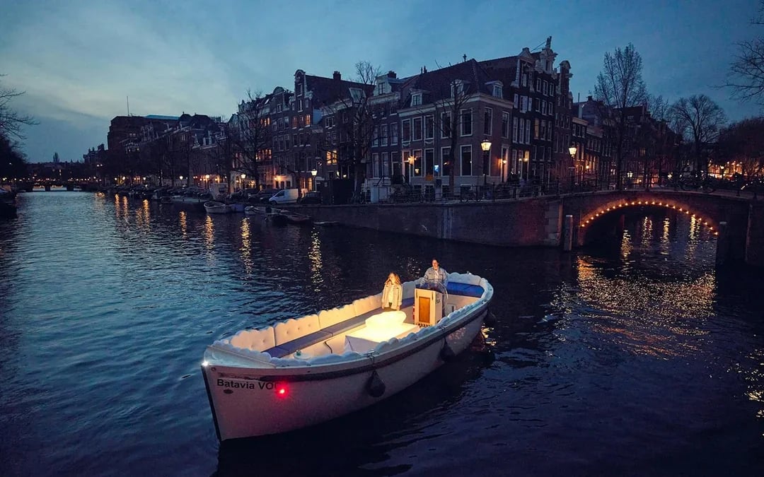 Amsterdam: 1-Hour Smoke-Friendly Cloud Boat Tour Image 2