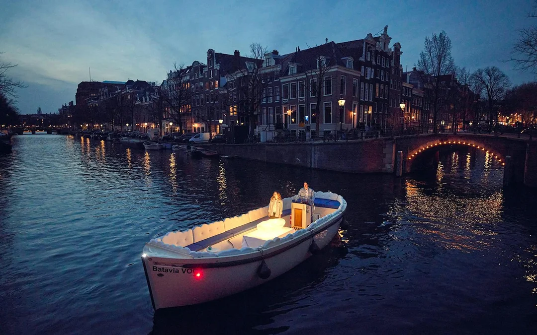 Amsterdam: 1-Hour Smoke-Friendly Cloud Boat Tour Image 2