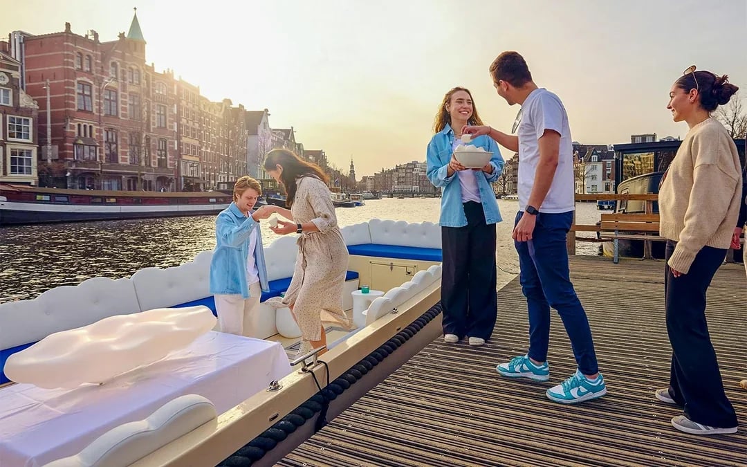 Amsterdam: 1-Hour Smoke-Friendly Cloud Boat Tour Image 3