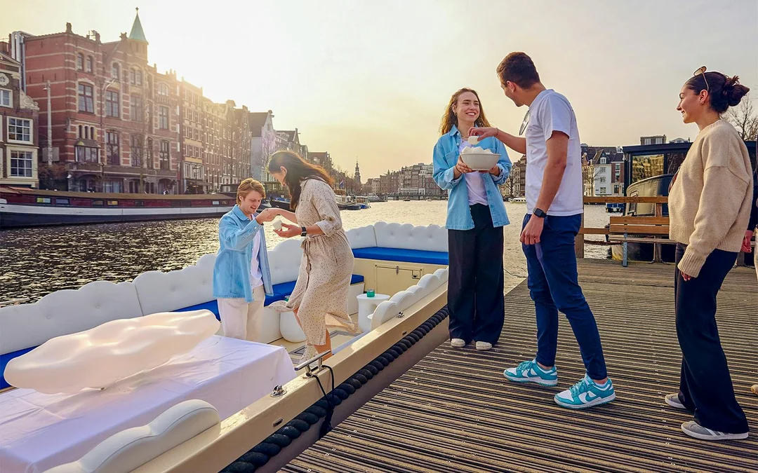 Amsterdam: 1-Hour Smoke-Friendly Cloud Boat Tour Image 3