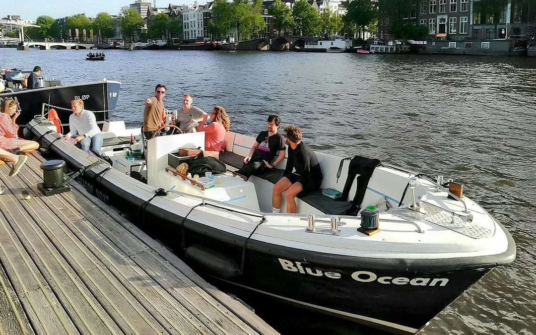 Amsterdam: 1-Hour Smoke-Friendly Cruise with 2 Drinks on Semi-Open Boat Image 2