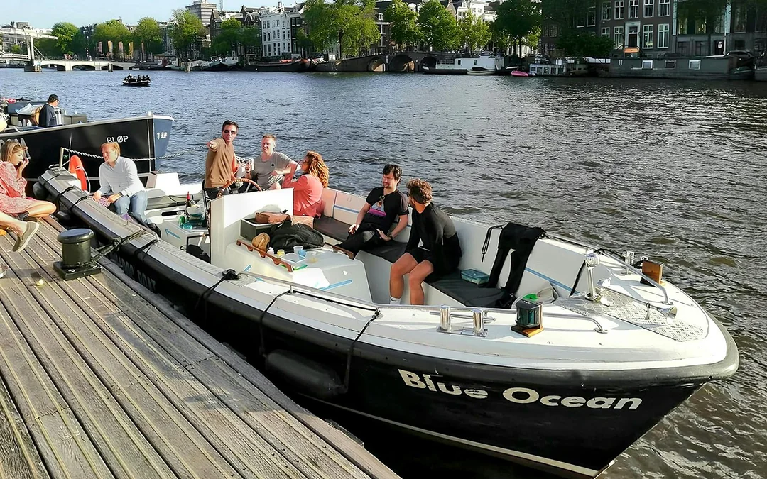 Amsterdam: 1-Hour Smoke-Friendly Cruise with 2 Drinks on Semi-Open Boat Image 2