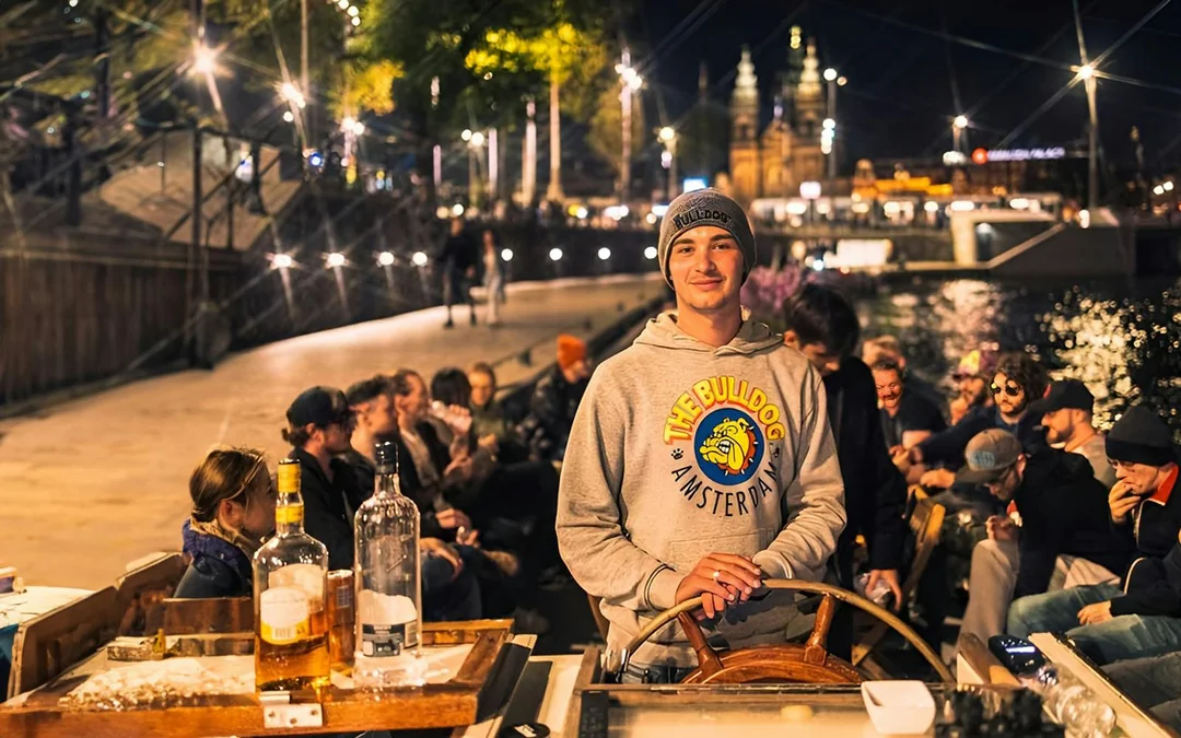 Amsterdam: 1-Hour Smoke-Friendly Cruise with 2 Drinks on Semi-Open Boat Image 3