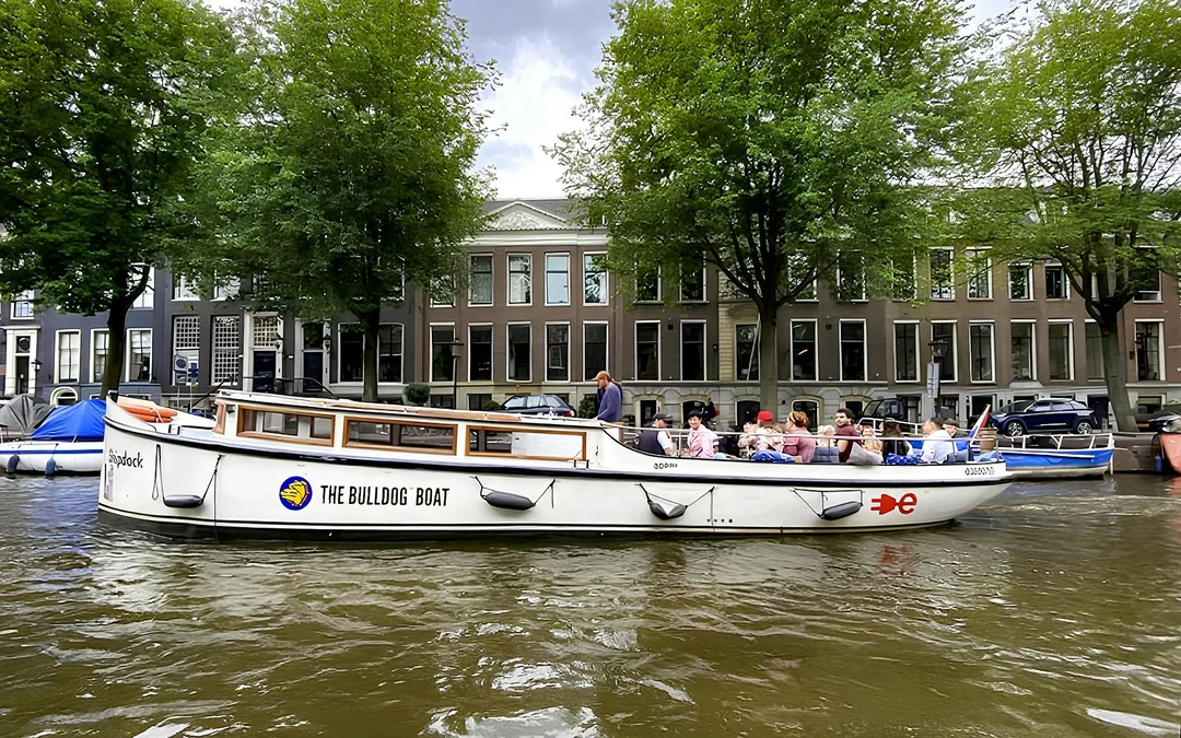 Amsterdam: 1-Hour Smoke-Friendly Cruise with 2 Drinks on Semi-Open Boat Image 4