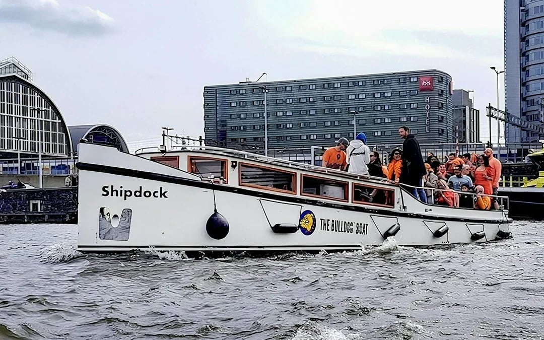 Amsterdam: 1-Hour Smoke-Friendly Cruise with 2 Drinks on Semi-Open Boat Image 6