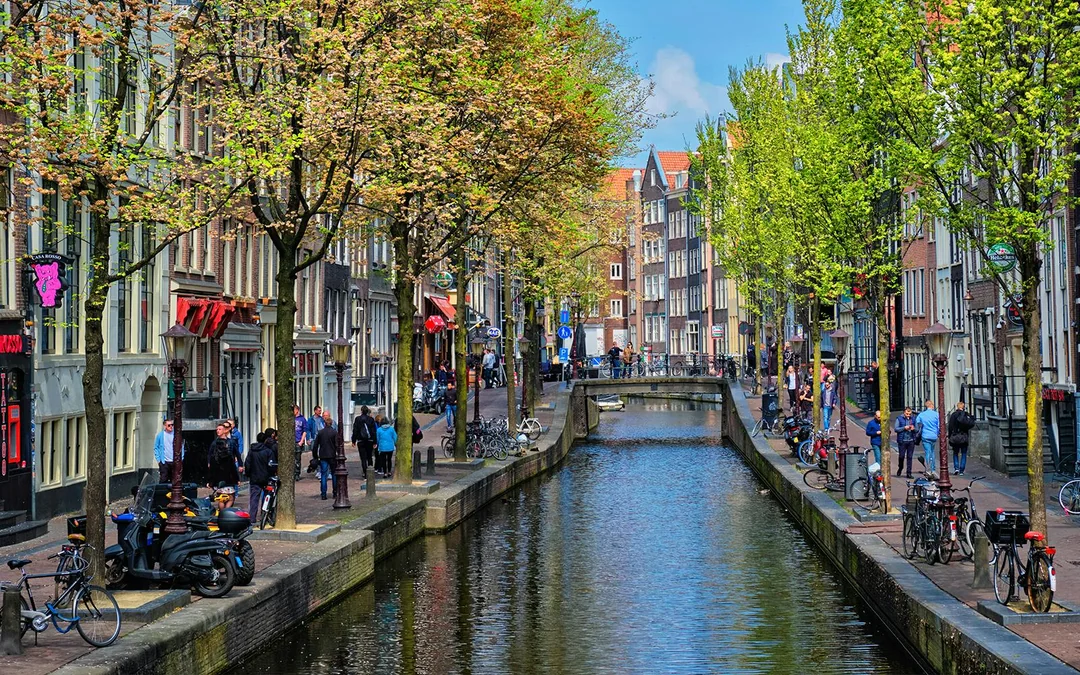Amsterdam: 1-Hour Smoke-Friendly Cruise with 2 Drinks on Semi-Open Boat Image 7