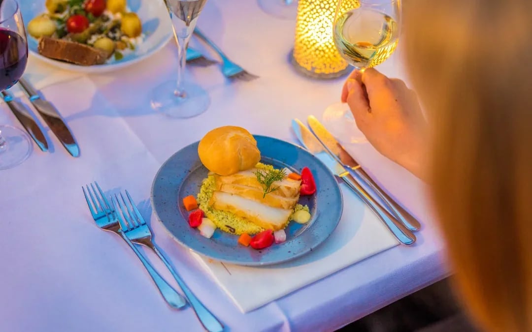 Amsterdam: 2-Hour Dinner Cruise with 4-Course Menu and Drinks Image 1