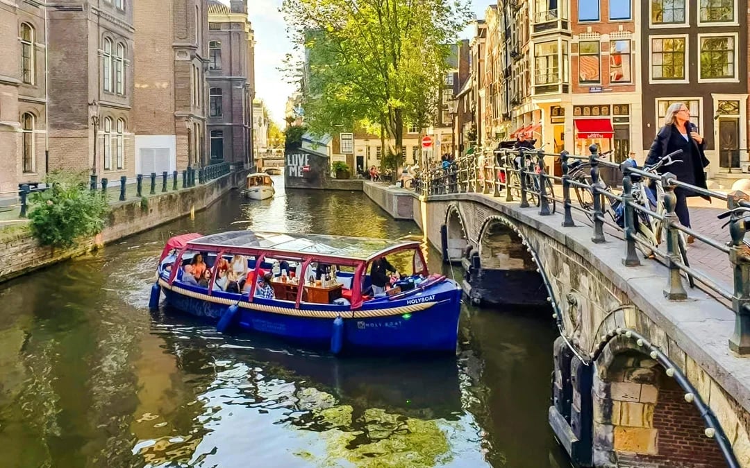 Amsterdam: 70-Min Smoke and Lounge City Boat Cruise on Heated, Covered Boat Image 1