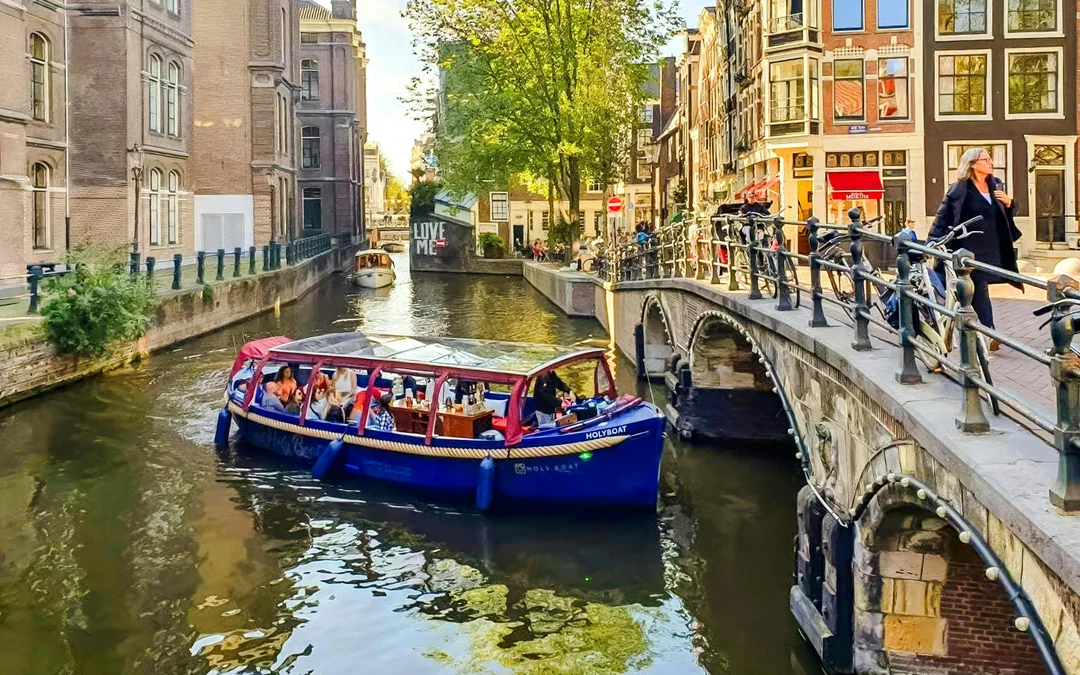 Amsterdam: 70-Min Smoke and Lounge City Boat Cruise on Heated, Covered Boat Image 1