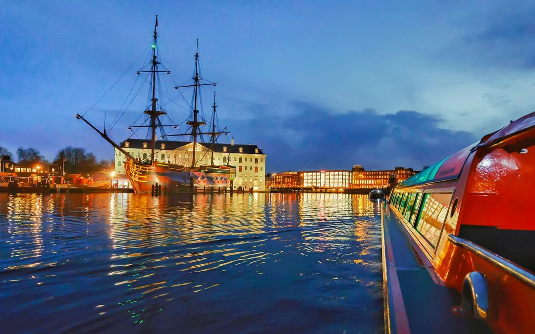 Amsterdam: 90-Min Adult-Only Evening Canal Cruise with Wine and Cheese Image 4