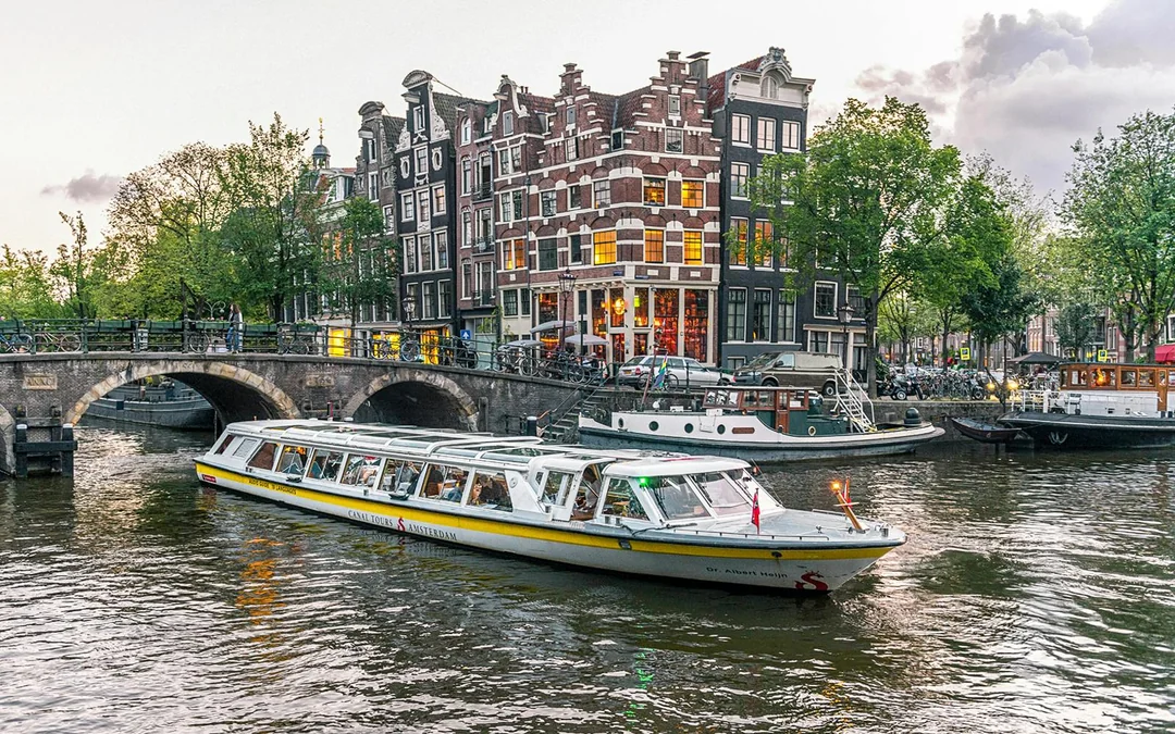 Amsterdam: 90-Min Evening Cruise with Pizza and Drinks Image 2