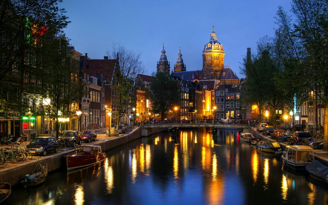 Amsterdam: 90-Min Evening Cruise with Pizza and Drinks Image 12
