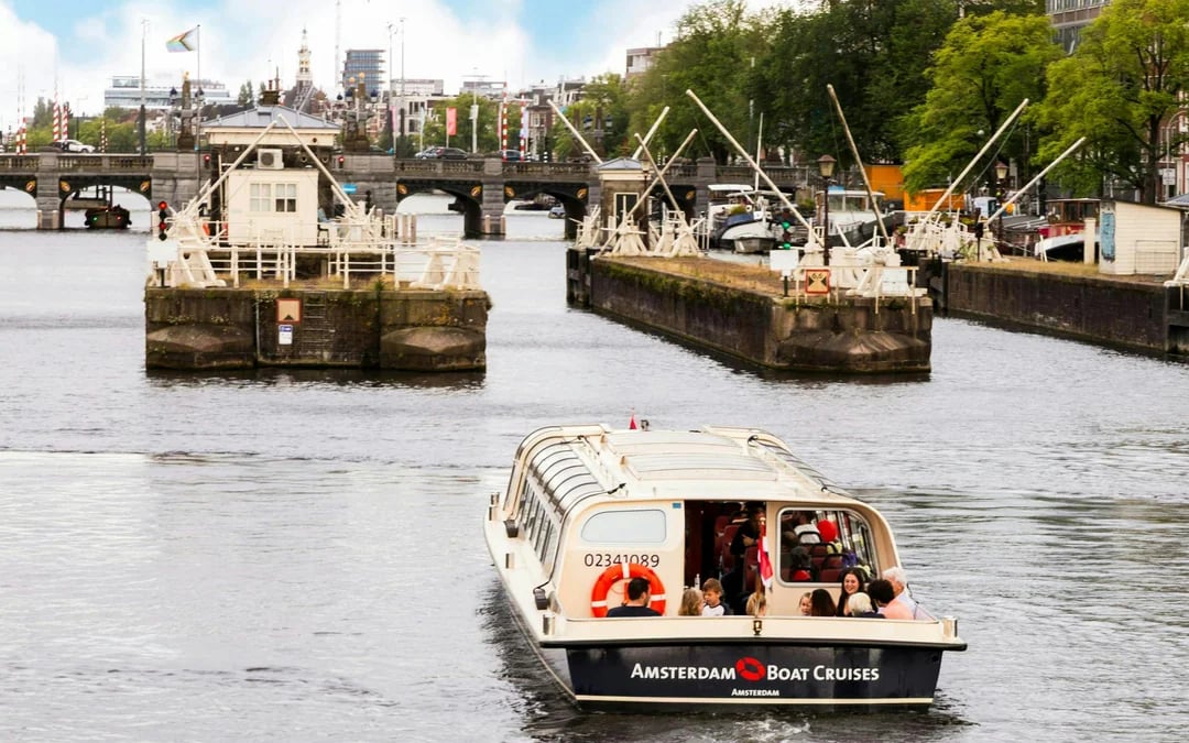 Amsterdam: 90-Min FEBOAT Canal Cruise with Dutch Snacks & Drink Image 5