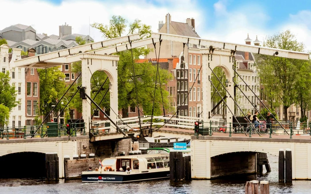 Amsterdam: 90-Min FEBOAT Canal Cruise with Dutch Snacks & Drink Image 7