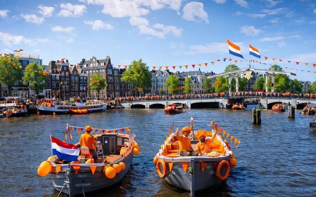Amsterdam: 90-Min King's Day Party Cruise with Unlimited Drinks Image 1