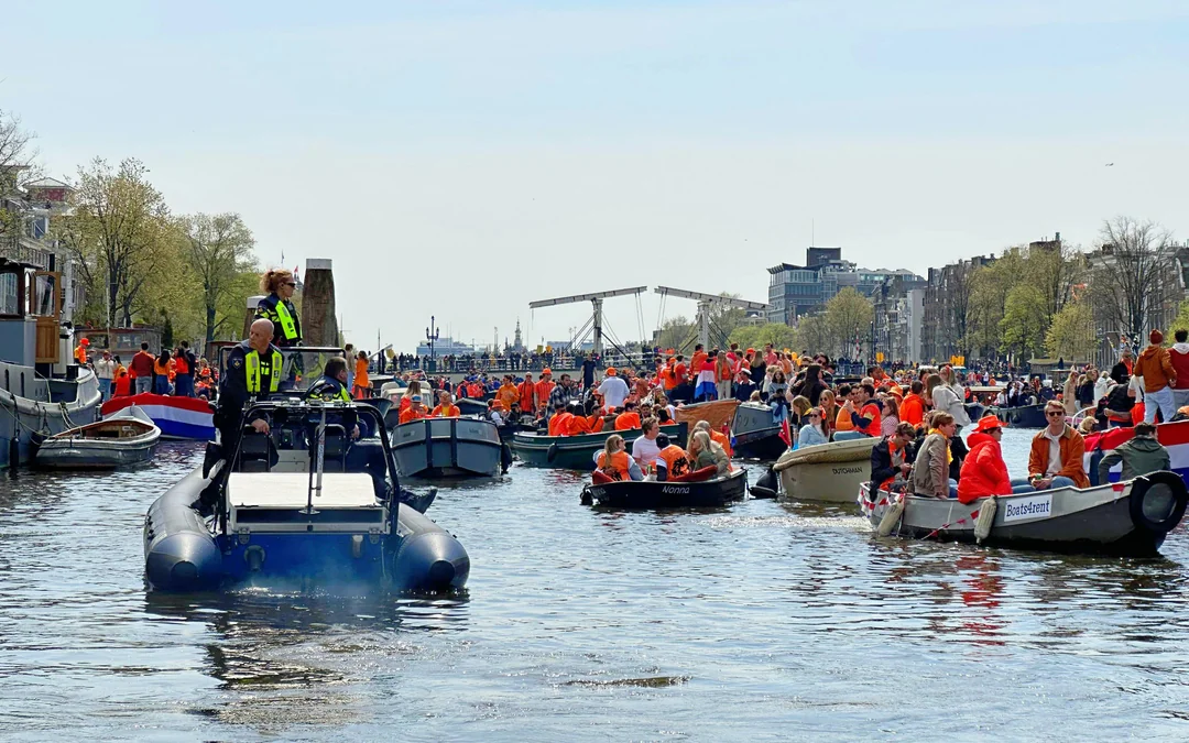 Amsterdam: 90-Min King's Day Party Cruise with Unlimited Drinks Image 2