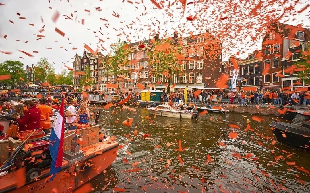 Amsterdam: 90-Min King's Day Party Cruise with Unlimited Drinks Image 3