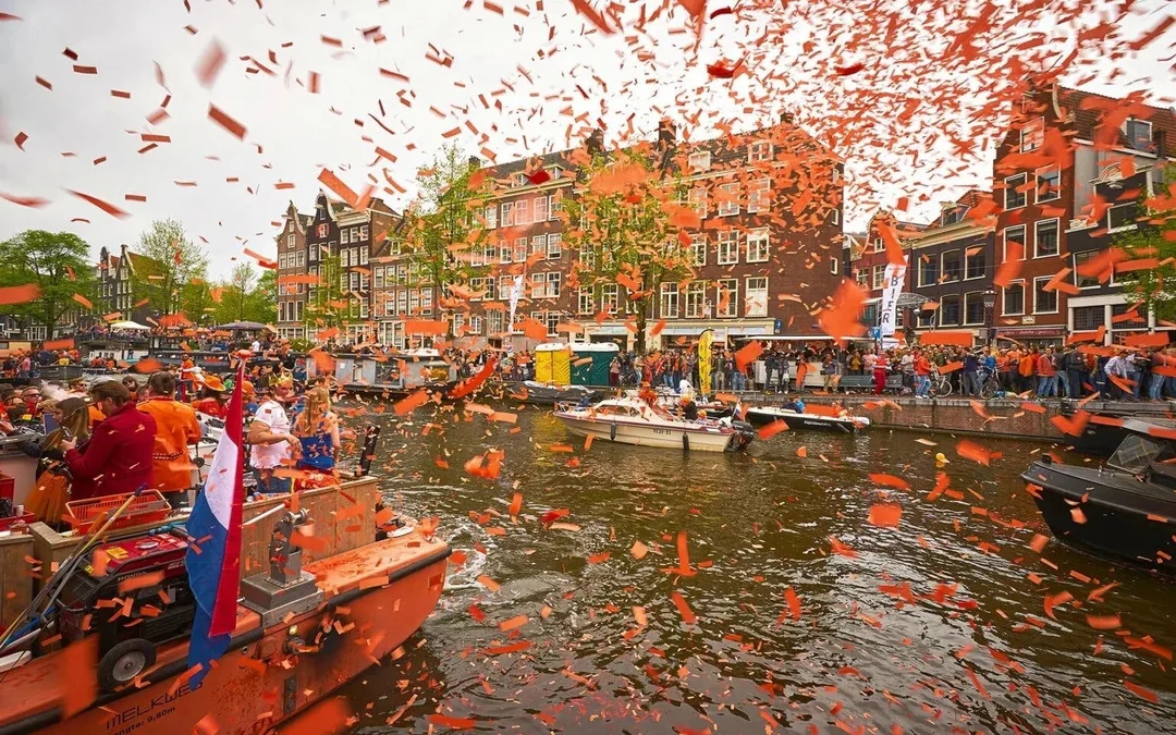Amsterdam: 90-Min King's Day Party Cruise with Unlimited Drinks Image 3