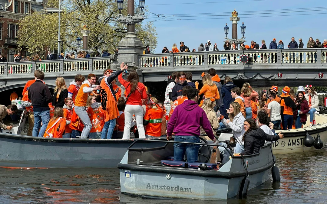 Amsterdam: 90-Min King's Day Party Cruise with Unlimited Drinks Image 4