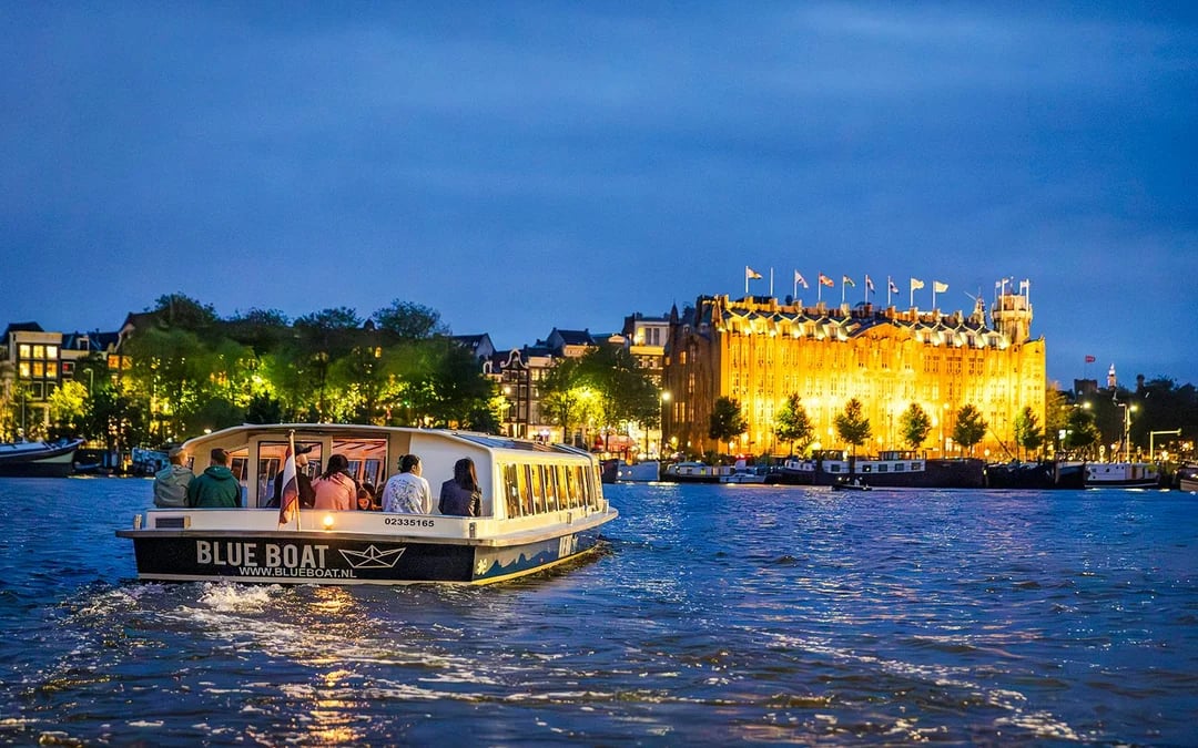 Amsterdam: 90-Min Winter Evening Canal Cruise on Closed Heated Boat Image 2