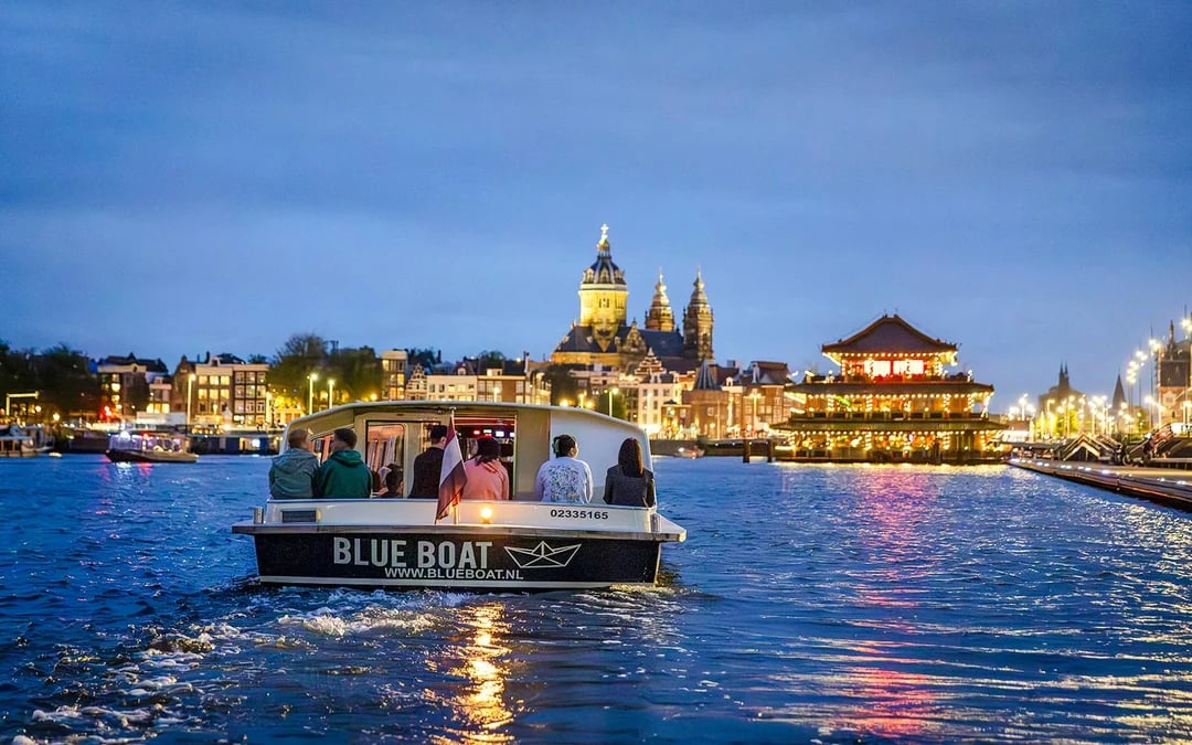 Amsterdam: 90-Min Winter Evening Canal Cruise on Closed Heated Boat Image 8