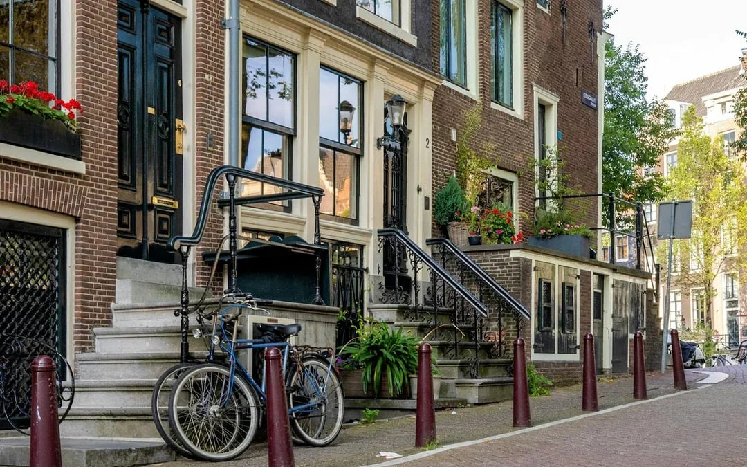 Amsterdam Cultural & Historical Walking Tour in German or English Image 3
