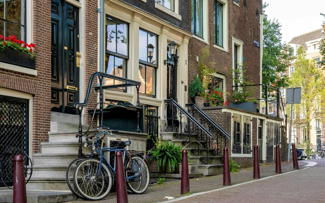 Amsterdam Cultural & Historical Walking Tour in German or English Image 3