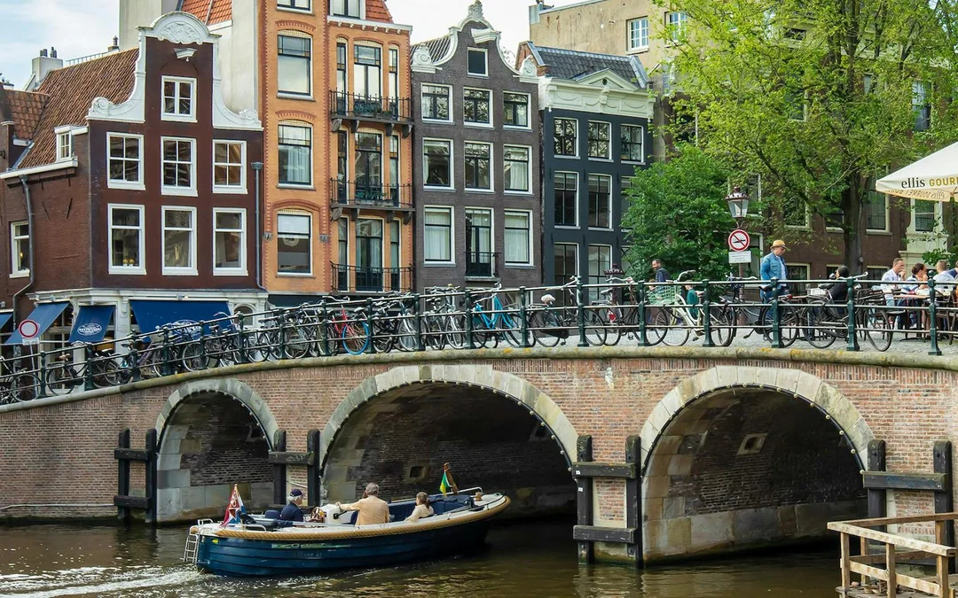Amsterdam Cultural & Historical Walking Tour in German or English Image 5