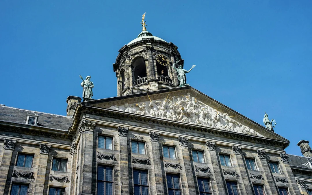 Amsterdam Cultural & Historical Walking Tour in German or English Image 8
