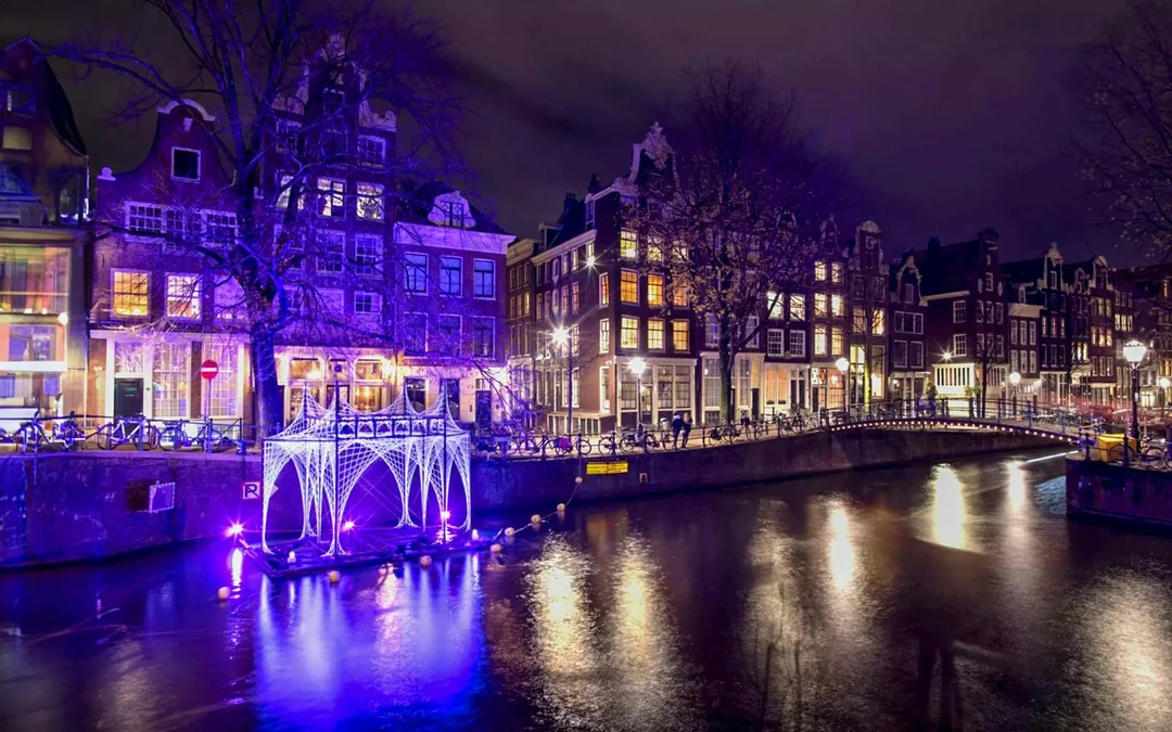 Amsterdam Light Festival: 75-min Luxury Cruise with Optional Unlimited Drinks & Snacks  Image 5