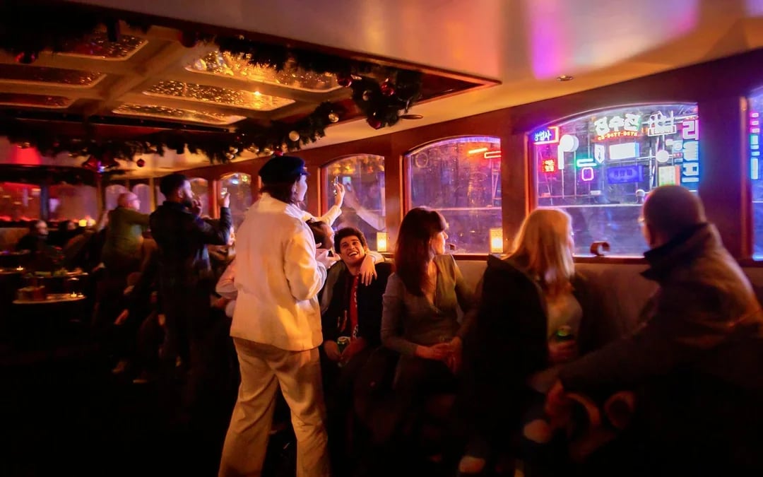 Amsterdam Light Festival: 75-min Luxury Cruise with Optional Unlimited Drinks & Snacks  Image 8