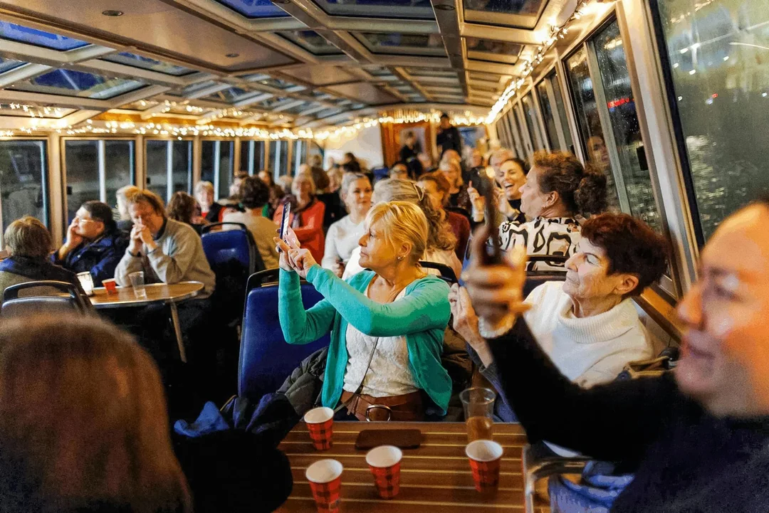 Amsterdam Light Festival: 75-min Traditional Cruise With Optional Unlimited Drinks  Image 3