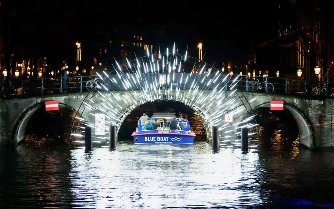 Amsterdam Light Festival: 90-min Extended Traditional Cruise with Optional Wine & Snackbox Image 1